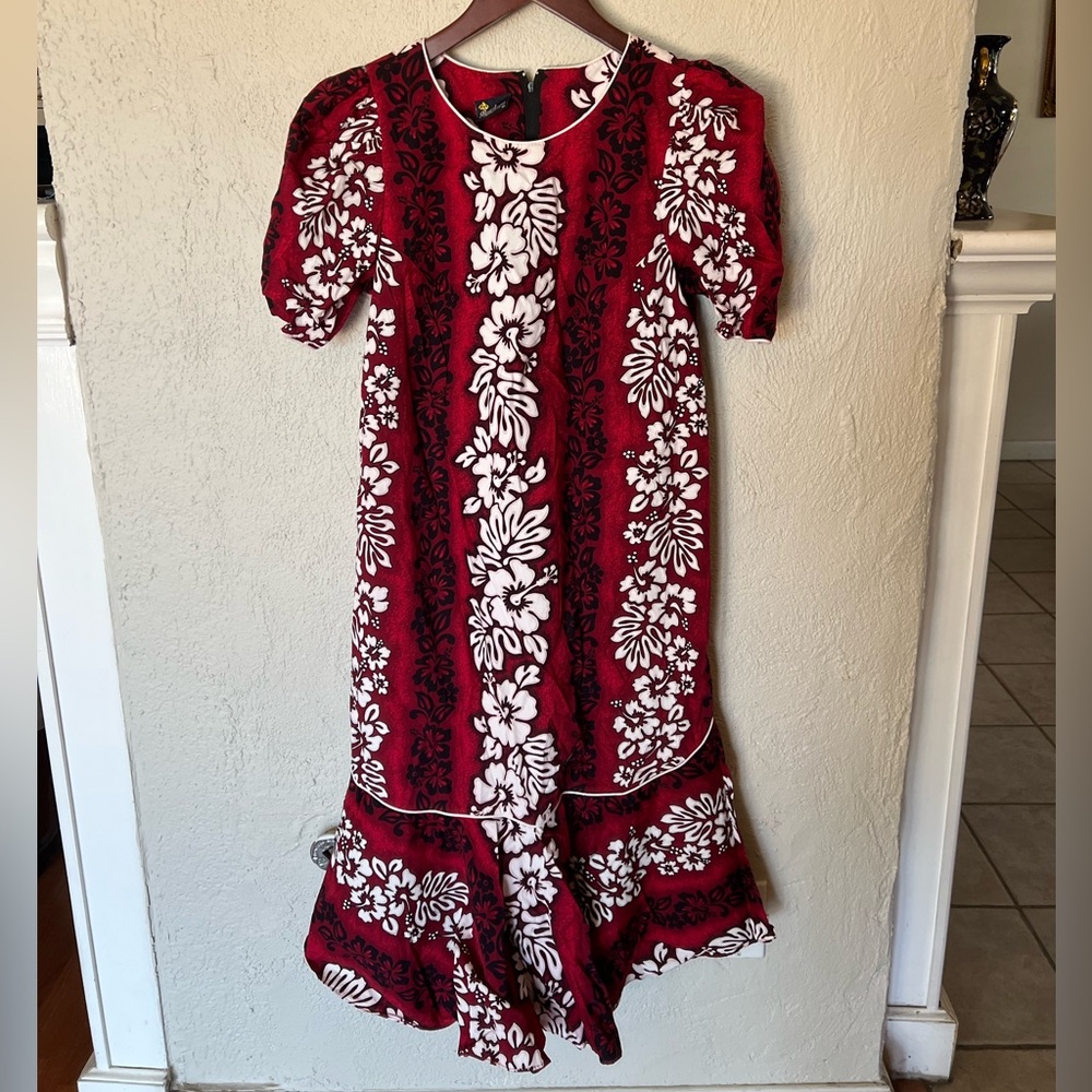 Royal Hawaiian Creations Hibiscus Red/Black MuuMuu